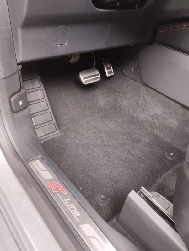 nettoyage intérieur d’une Ford  à Montferrier sur lez  avant / après